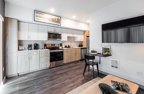 West End House | 1 bdrm modern, Pool, Gym, Minutes to Downtown, Trails, & Stadium