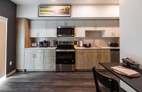 West End House | 1 bdrm modern, Pool, Gym, Minutes to Downtown, Trails, & Stadium