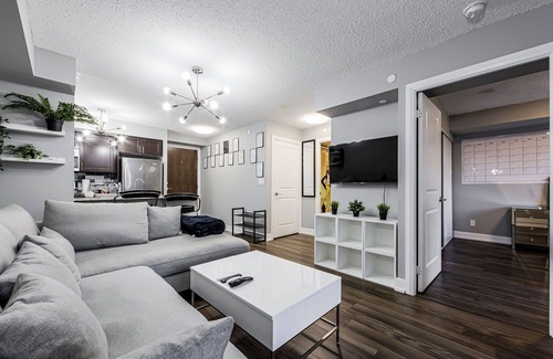 Etobicoke Apartment | 1 BDRM w pool. Perfect location. Free parking