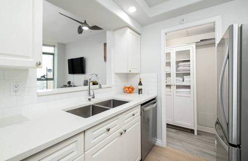 Downtown Vancouver Condo | 1 Bdrm With View of Ocean Very Centrally Located