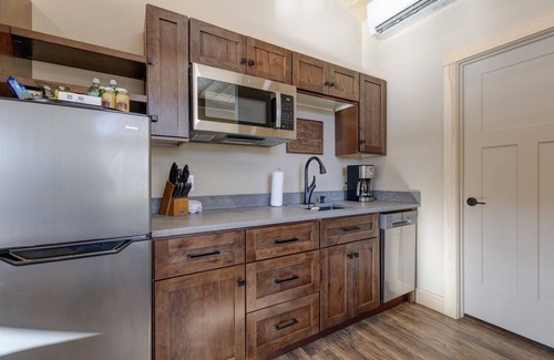 Sunapee Hotel | 1 Bed/1.5 Bath Suite #10 at The Lodge | Minutes from Sunapee Harbor & Mt Sunapee