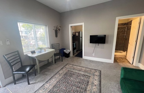 Cedar Rapids Apartment | 1 Bed 1 Bath Cozy Apartment NE CR Close to Coe College and Mt. Mercy University