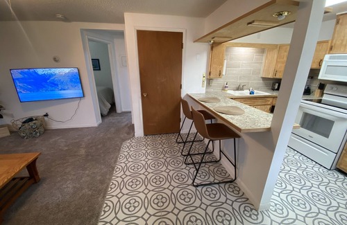 Taku - Campbell Apartment | 1 bed apt near airport in quiet area