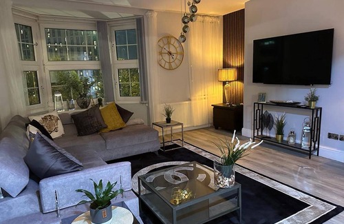 Edgbaston Apartment | 1 Bed Flat - Sleeps 2 - Jacuzzi - Parking - Wifi
