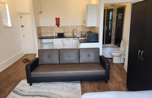 Stone Apartment | 1 Bed Flat - Sleeps 3 - Parking - Wifi