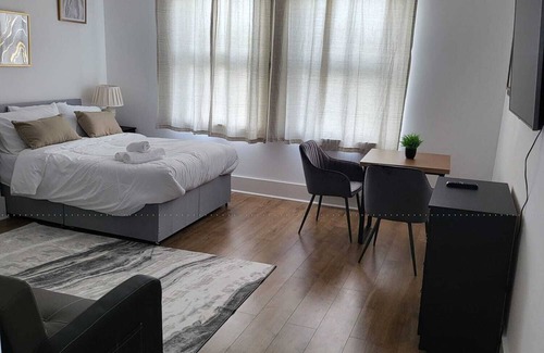 Stone Apartment | 1 Bed Flat - Sleeps 3 - Parking - Wifi