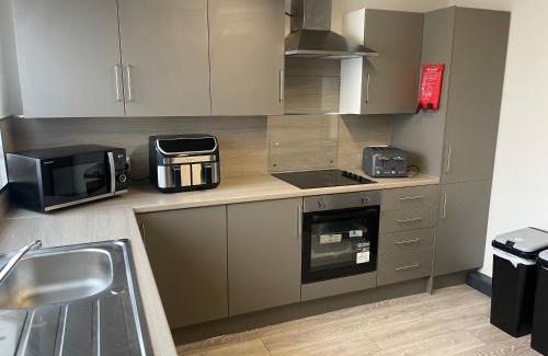 Wingate House | 1 Bed Flat with King or Twin Beds, Sofa Bed, Work space, Dining and SMART TV with Free Wifi Throughout!