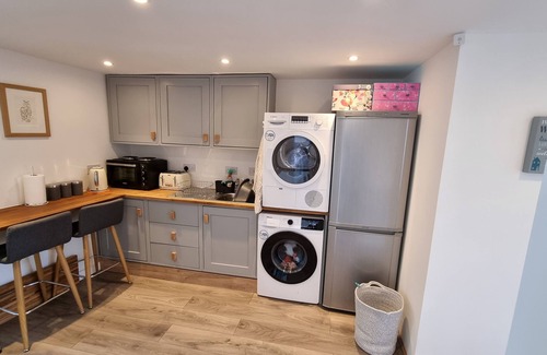 Bobbing Apartment | 1 bed self-contained annex, with off-road parking.