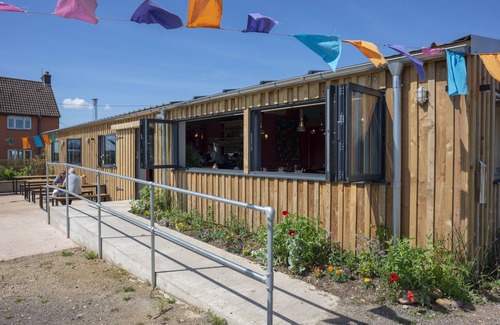 Redlynch Cabin | 1 Bed Shepherds Hut - Sleeps 2 -Wood Fired Hot Tub