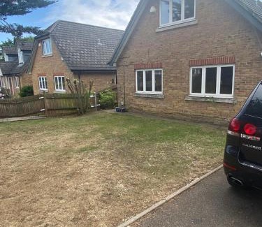 Hillingdon East Apartment | 1 Bed Studio - Sleeps 2 - Smoking - Parking - Wifi
