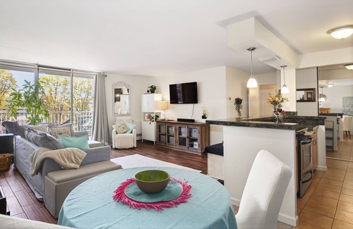 Hale Apartment | 1 BED-Sunny Apt-Denver- Pool, gym, sauna, Walk to dining, shops, hospitals;