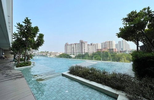 Bang Chak Apartment | 1-bedroom apartment 400 m to sky train with high speed WiFi, rooftop pool, Gym