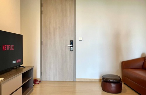 Bang Chak Apartment | 1-bedroom apartment 400 m to sky train with high speed WiFi, rooftop pool, Gym