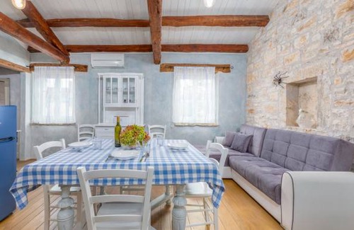 Karlovici Apartment | 1 bedroom accommodation in Zminj