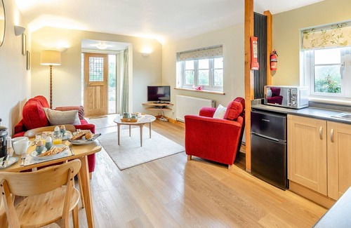 Hay-on-Wye Cabin | 1 bedroom accommodation in Ridgeway Cross, near Malvern