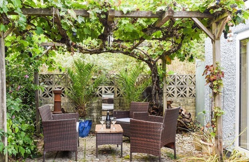 Corfe Mullen Cottage | 1 bedroom accommodation in Beacon Hill, Poole