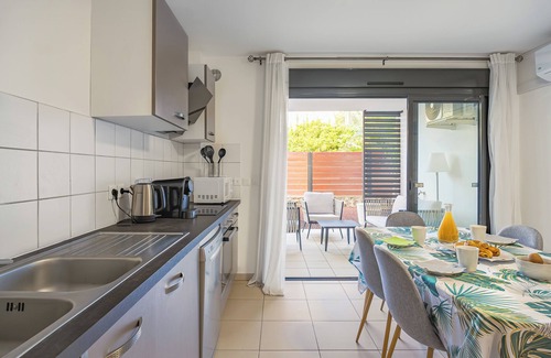 Etang Sale Les Bains Apartment | 1-bedroom apartment 50 metres from the beach