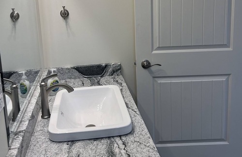 Bedford Apartment | 1 Bedroom Apartment, 30 min to Assembly Hall & Memorial Stadium.