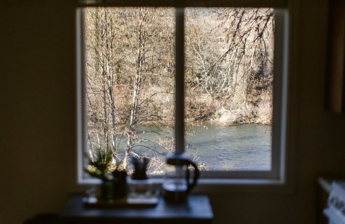 Gold Hill Apartment | 1 Bedroom Apartment just off of I-5 Rogue River Views! Fully equipped kitchen & Roku TV.