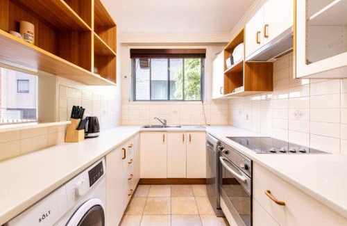 East Melbourne Apartment | 1-Bedroom Apartment with Complete Desk Setup
