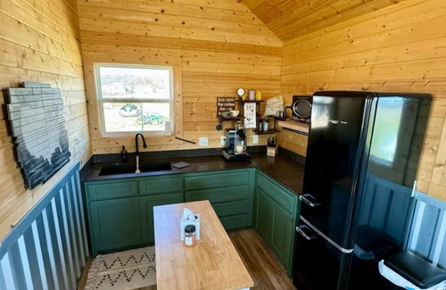 China Spring Cabin | 1-bedroom cabin with WiFi, King Bed, & AC on a Scottish Highland Farm