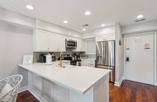 Charleston County Condo | 1 Bedroom condo, Steps to Beach Access & Pool - 7B Mariners Walk