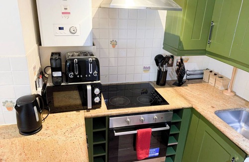 West Kensington Apartment | 1-Bedroom flat with FREE Wi-Fi and mini Garden in Kensington Central London.