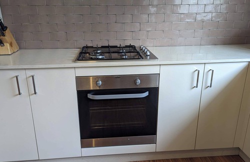 Arncliffe House | 1 bedroom guesthouse near airport with private access and parking
