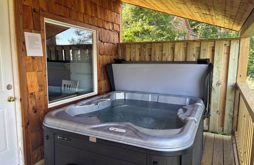 Au Train Cabin | 1 bedroom lake front cabin with outdoor hot tub