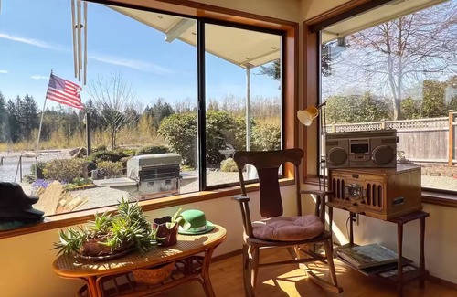 Sultan House | 1 Bedroom Retro Riverside Home with view !