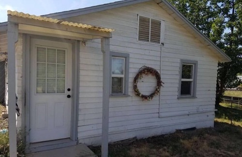 Brownstown House | 1 bedroom sleeps 4 in town with a country feel.