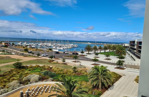 Werribee South House | 1 bedroom Waterfront/beach front accommodation Wyndham Harbour Werribee South