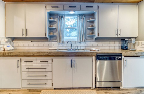 Larkspur House | #1 Bend Retreat! Near All! Kid and Pet Friendly!