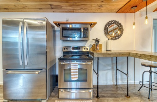 Larkspur House | #1 Bend Retreat! Near All! Kid and Pet Friendly!