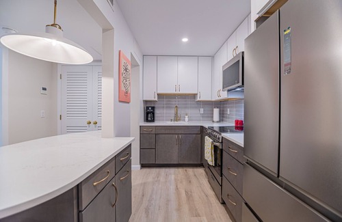 Old Naples Condo | 1 Block to Beach, heart of Old Naples, renovated fall ’23, Perfect Location