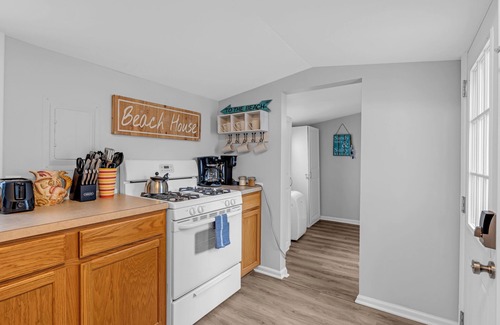 Wall House | 1 Block to Beach with Linens + Towels, BBQ & AC