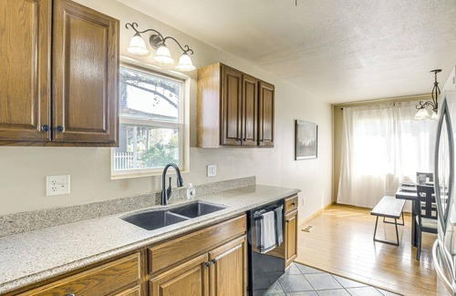 Oskaloosa House | 1 Block to Dtwn Oskaloosa: Family Home w/Deck!
