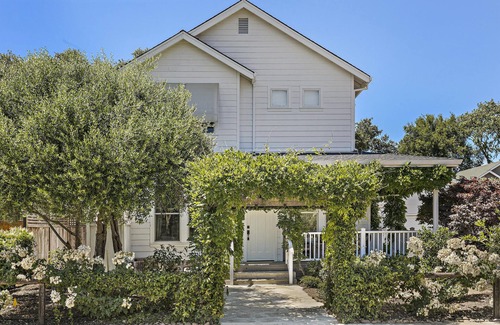 St. Helena House | 1 Block To St. Helena Main Street Shops, Restaurants, wineries, spa!