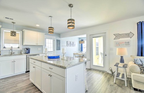 Sunset Beach Cottage | 1 Bock to Beach: Sunset Beach Home w/Private Deck