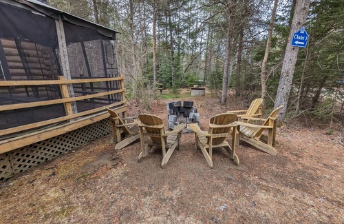Riviere-Rouge Cottage | 1- Bouleau : Log home by a river & a small pond on 50 acres land in the forest
