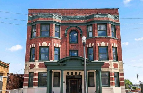 Brush Park Apartment | 1 BR Apt w Fireplace & Office Prime Location