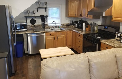 Winooski Cottage | 1 BR Guesthouse - Small Fenced Area