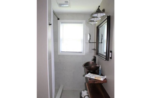 Tazewell House | 1 BR located on the first level within walking to Main St and area attractions.