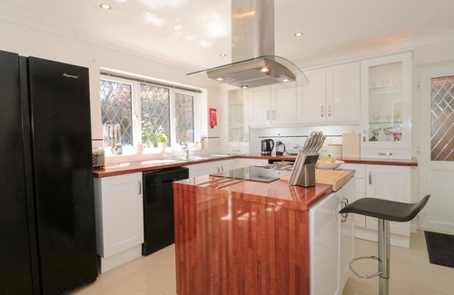 Poole Cottage | 1 CHARLOTTE CLOSE, family friendly in Talbot Village, Poole