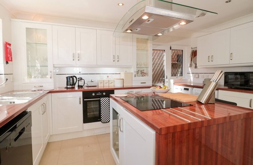 Poole Cottage | 1 CHARLOTTE CLOSE, family friendly in Talbot Village, Poole