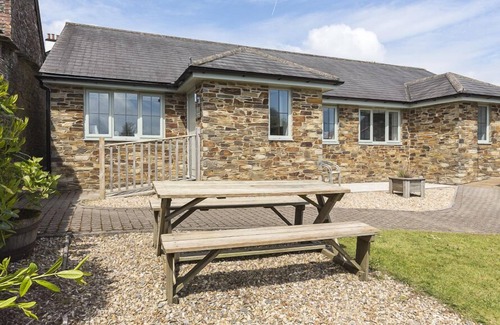 Bugford Cottage | 1 COACHMAN'S COTTAGE, HILLFIELD VILLAGE, pet friendly in Dartmouth