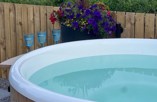 Ayr Cottage | #1 Country Escape with Sea Views, Ayr, Ayrshiren4 guests 2 bedrooms 2 bathrooms