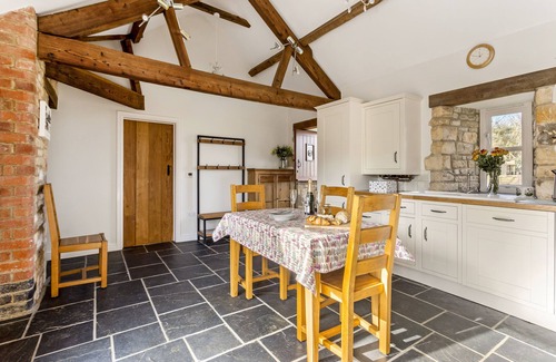 Chipping Campden Cottage | 1 Homepiece - a converted barn that sleeps 4 guests in 2 bedrooms