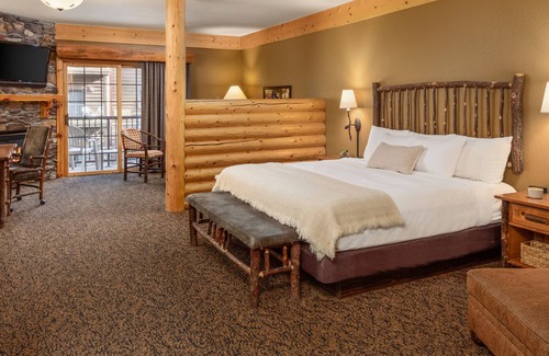 Rothschild Hotel | 1 King, 1 Bunk Bed Suite With Access to Pool, Hot Tub, and Gym