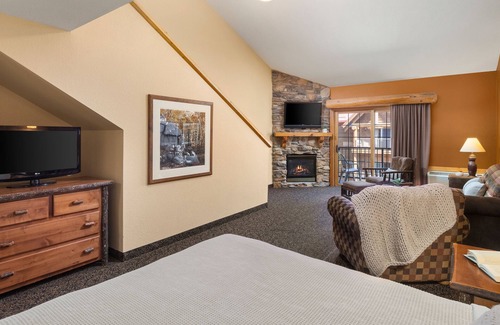 Rothschild Hotel | 1 King, 1 Queen Loft Suite With Kitchen, Access to Pool, Hot Tub, and Gym